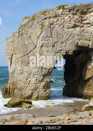 Arco in pietra naturale l'Arche de Port-Blanc a Saint-Pierre-Quiberon (Francia), giornata tranquilla soleggiata in estate Foto Stock