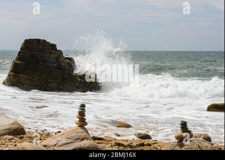 Costa vicino arco in pietra naturale l'Arche de Port-Blanc a Saint-Pierre-Quiberon (Francia), giornata soleggiata e tranquilla in estate Foto Stock