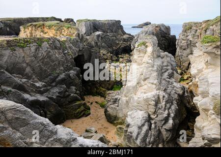 Costa vicino arco in pietra naturale l'Arche de Port-Blanc a Saint-Pierre-Quiberon (Francia), giornata soleggiata e tranquilla in estate Foto Stock