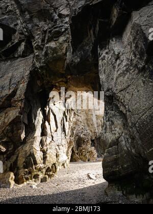 Arco in pietra naturale l'Arche de Port-Blanc a Saint-Pierre-Quiberon (Francia), giornata tranquilla soleggiata in estate Foto Stock