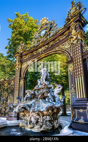 fontana di rococo a Place Stanislas a Nancy, Meurthe-et-Moselle, Lorena, Francia Foto Stock