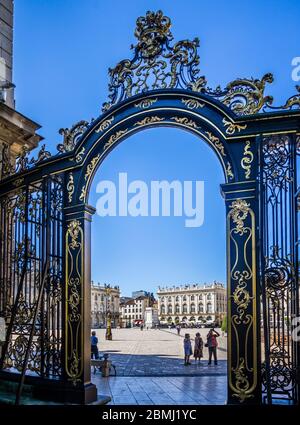 Cancello in ferro battuto dorato che conduce a Place Stanislas nel centro di Nancy, a causa di queste porte, Nancy è soprannominata Città con Golden Gates (Ville Foto Stock