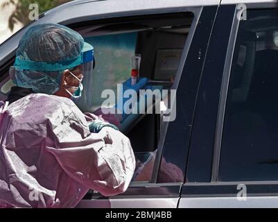 Tucson, Arizona, Stati Uniti. 9 maggio 2020. Covid-19 prova drive thru presso il centro di salute della comunità di El Rio a Tucson. I test sono stati dati gratuitamente a chiunque si sia registrato al centro. I professionisti della salute sperano di testare oltre 500 persone durante il fine settimana. L'Arizona è stata classificata l'ultima volta nella prova generale come lo Stato comincia ad aprirsi di nuovo. Credit: Christopher Brown/ZUMA Wire/Alamy Live News Foto Stock