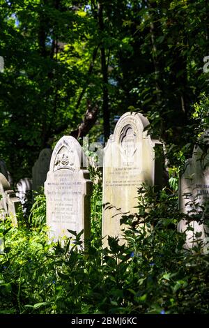 Pietre ornate della vecchia, victorian Tower Hamlets Cemetery Park, Londra, Regno Unito Foto Stock