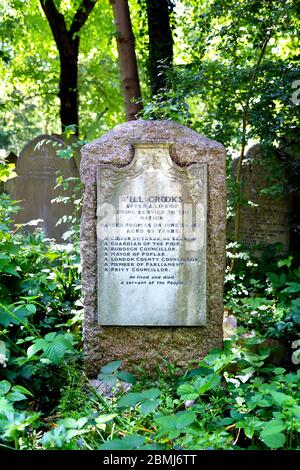 Pietra miliare sulla tomba di Will Crooks, Tower Hamlets Cemetery Park, Londra, Regno Unito Foto Stock