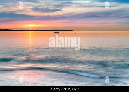 Appledore, North Devon, Inghilterra. Sabato 9 maggio 2020. Meteo Regno Unito. Un cielo colorato al tramonto sulla RRNLI Slipway di Appledore. Il fine settimana delle festività di maggio, l'equipaggio di Appledore Lifeboat era appena tornato da un 'shout' sull'estuario del fiume Torridge nel Devon settentrionale. Credit: Terry Mathews/Alamy Live News Foto Stock