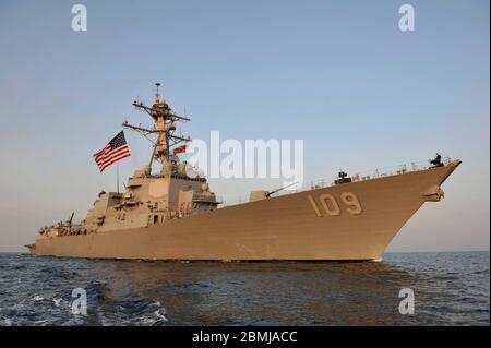 Il cacciatorpediniere di missili guidati della U.S. Navy Arleigh Burke-Class USS Jason Dunham in corso a sostegno dell'operazione Enduring Freedom 25 ottobre 2012 nel Mar Arabico. Foto Stock