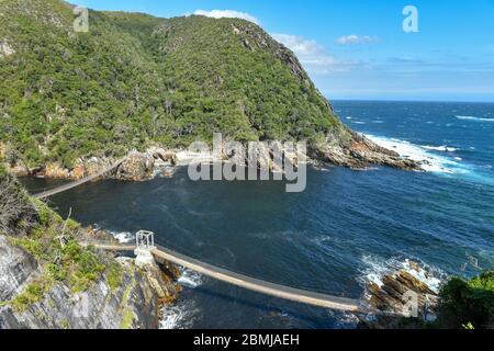 Il ponte sospeso sul fiume Storms presso il Parco Nazionale Tsitsikamma (Garden Route), è una delle principali attrazioni sulla Garden Route, Sud Africa Foto Stock