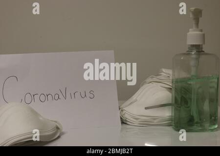 Flacone igienizzante per mani per coronavirus erogazione di alcol per lavaggio gel per mani igiene sanitaria. Foto Stock