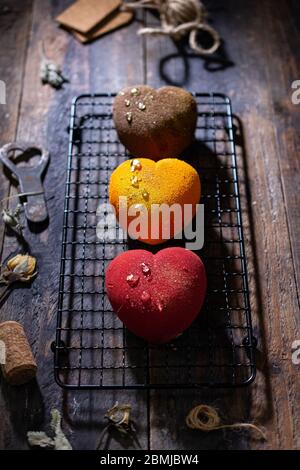 Dolce a forma di cuore muffin colorati.torta di frutta.cibo e bevande a basso contenuto di grassi. Foto Stock