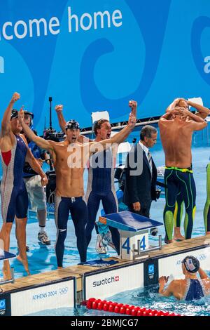 Team USA Michael Phelps -C- Peter Vanderkaay -L Ryan Lochte w/ Klete Keller vince la medaglia d'oro nella finale di relè da 4 × 200 metri per uomo in stile libero a t Foto Stock