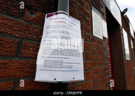 Selhurst Park, Londra, Regno Unito. 9 maggio 2020. Stadio abbandonato durante il blocco per il virus Covid-19; documento del Consiglio di Croydon fuori da Selhust Park informazioni su Coronavirus Credit: Action Plus Sport/Alamy Live News Foto Stock