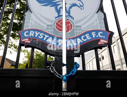 Selhurst Park, Londra, Regno Unito. 9 maggio 2020. Stadio abbandonato durante il blocco per il virus Covid-19; incatenato a chiave sulle porte principali al di fuori di Selhurst Park Credit: Action Plus Sport/Alamy Live News Foto Stock