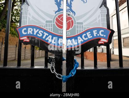 Selhurst Park, Londra, Regno Unito. 9 maggio 2020. Stadio abbandonato durante il blocco per il virus Covid-19; incatenato a chiave sulle porte principali al di fuori di Selhurst Park Credit: Action Plus Sport/Alamy Live News Foto Stock