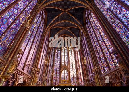 Vetrate della Cappella superiore di Sainte-Chapelle a Parigi, Francia Foto Stock