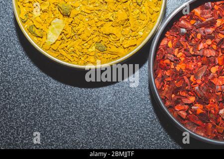 Peperoncino secco. Spezie al curry. Paprika e curcuma. Condimento rosso e giallo. Condimento in vasetti. Spazio copia Foto Stock
