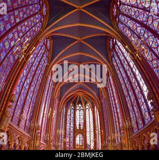 Vetrate della Cappella superiore di Sainte-Chapelle a Parigi, Francia Foto Stock