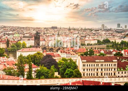 Vista aerea di Praga, in una mattina estiva frizzante Foto Stock