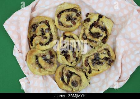 Chelsea Buns fatti in casa visto dall'alto Foto Stock