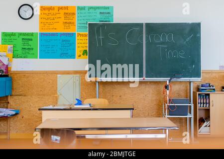 08 maggio 2020, Renania Settentrionale-Vestfalia, Pulheim: 'È il tempo di Corona' è scritto su una lavagna in una sala per gli esami di abbandono scolastico presso l'Abtei-Gymnasium Brauweiler. L'Abitur sarà un vero e proprio esame quest'anno. Non solo in senso professionale. Ci dovrebbero essere anche il minor numero possibile di errori nell'organizzazione e nella procedura degli esami scritti e orali durante il tempo di Corona. Per garantire che le cose si svolgano senza problemi per i 148,000 laureati in NRW dal prossimo martedì (12 maggio), i preparativi sono in pieno svolgimento nelle scuole di grammatica e nelle scuole complete. (A dpa KORR 'genetica, SH Foto Stock