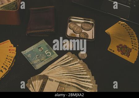 Montaggio artistico rustico di prodotti e denaro su un tavolo Foto Stock
