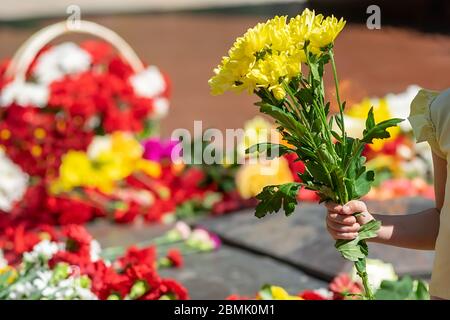 i presenti hanno messo i fiori alla fiamma eterna sul memoriale delle vittime, soldati morti Foto Stock
