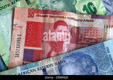 Il denaro sudafricano rantisce banconote sparse su sfondo bianco Foto Stock