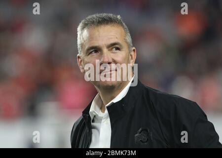 Urban Meyer, ex allenatore di football americano dell'Ohio state Buckeye, guarda la partita di calcio del College Football Playoff del 2019 dal bordo del Fiesta Bowl. Foto Stock