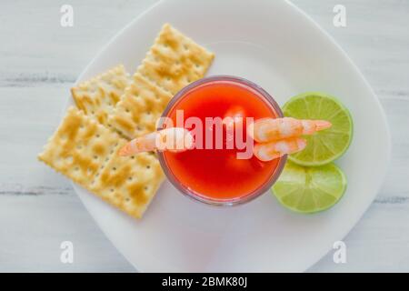 caldo de camaron, consome de camarones, cocktail di gamberi con limone e biscotti salati cibo messicano di mare in messico Foto Stock