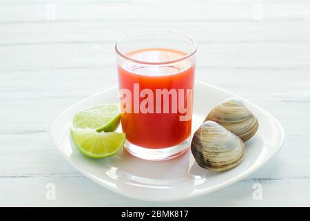 caldo de almeja, cosome de almejas, cocktail di vongola con limone e biscotti salati cibo messicano di mare in messico Foto Stock