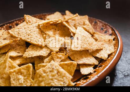 nachos o patatine, tortilla, chilaquiles cibo messicano Foto Stock