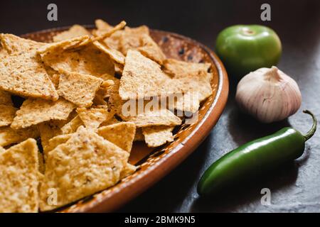 nachos o patatine, tortilla, cucinare chilaquiles ingredienti cibo messicano Foto Stock