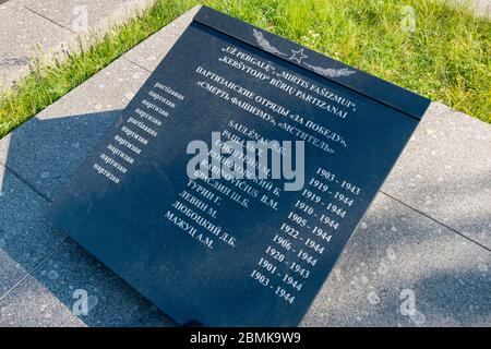 L'URSS, sovietico, la targa russa ai soldati caduti dell'esercito rosso dalla seconda guerra mondiale. Al cimitero di Antakalnis a Vilnius, Lituania. Foto Stock