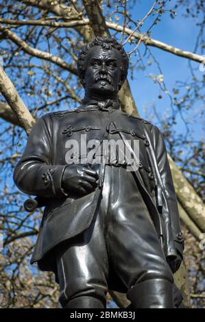 Statua dell'eroe militare britannico campo Marshall Lord Clyde, Colin Campbell, che comandò l'esercito durante la prima guerra di oppio e la guerra di Crimea. Foto Stock