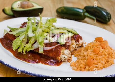 Enchiladas messicano rojas con lattuga di pollo e cipolle alimentare in Messico Foto Stock