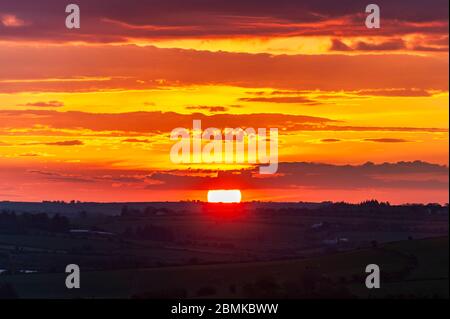 Timoleague, West Cork, Irlanda. 10 maggio 2020. Il sole sorge spettacolare sopra Timoleague come preludio ad una giornata di bagnore e incantesimi soleggiati in Irlanda con alti di 15 o 16C nel sud. Credit: AG News/Alamy Live News Foto Stock