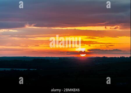 Timoleague, West Cork, Irlanda. 10 maggio 2020. Il sole sorge spettacolare sopra Timoleague come preludio ad una giornata di bagnore e incantesimi soleggiati in Irlanda con alti di 15 o 16C nel sud. Credit: AG News/Alamy Live News Foto Stock