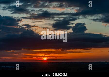 Timoleague, West Cork, Irlanda. 10 maggio 2020. Il sole sorge spettacolare sopra Timoleague come preludio ad una giornata di bagnore e incantesimi soleggiati in Irlanda con alti di 15 o 16C nel sud. Credit: AG News/Alamy Live News Foto Stock
