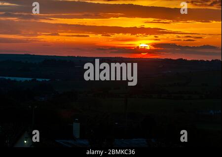 Timoleague, West Cork, Irlanda. 10 maggio 2020. Il sole sorge spettacolare sopra Timoleague come preludio ad una giornata di bagnore e incantesimi soleggiati in Irlanda con alti di 15 o 16C nel sud. Credit: AG News/Alamy Live News Foto Stock