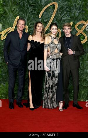 Rande Gerber, Cindy Crawford, Kaia Gerber e Presley Gerber partecipano al Fashion Awards 2018 presso la Royal Albert Hall il 10 dicembre 2018 a Londra, Regno Unito. Foto Stock