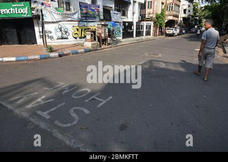 Un residente locale senza maschera durante il blocco a Kolkata. Foto Stock