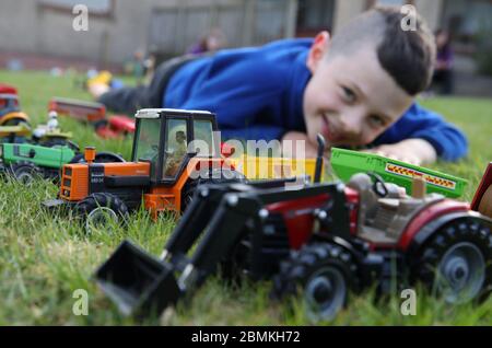 Embargoed al 0001 Lunedi 11 maggio Hamish Muirhead accanto alla sua riproduzione giocattolo della zona agricola al Royal Highland Show di Edimburgo. Dopo questo anno l'evento fu annullato a causa dell'epidemia di coronavirus, Ailie, 12, e suo fratello Hamish, otto, che normalmente partecipano all'evento, decise di ricreare i propri da Lego e Playmobil nel loro giardino. Foto Stock