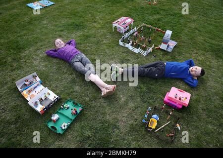 Embargoed a 0001 Lunedi 11 maggio Ailie e Hamish Muirhead accanto alla loro riproduzione giocattolo del Royal Highland Show a Edimburgo. Dopo questo anno l'evento fu annullato a causa dell'epidemia di coronavirus, Ailie, 12, e suo fratello Hamish, otto, che normalmente partecipano all'evento, decise di ricreare i propri da Lego e Playmobil nel loro giardino. Foto Stock