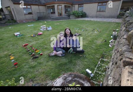 Embargoed a 0001 Lunedi 11 maggio Lorna Muirhead con i suoi figli Ailie e Hamish e la loro riproduzione giocattolo del Royal Highland Show a Edimburgo. Dopo questo anno l'evento fu annullato a causa dell'epidemia di coronavirus, Ailie, 12, e suo fratello Hamish, otto, che normalmente partecipano all'evento, decise di ricreare i propri da Lego e Playmobil nel loro giardino. Foto Stock