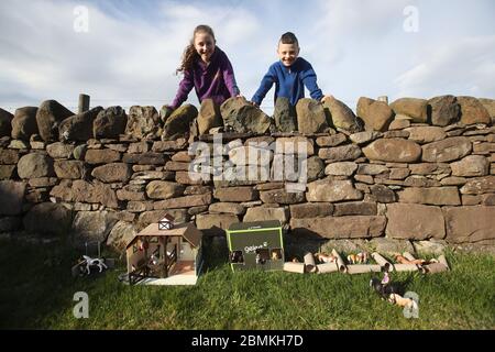 Embargoed a 0001 Lunedi 11 maggio Ailie e Hamish Muirhead accanto alla loro riproduzione giocattolo del Royal Highland Show a Edimburgo. Dopo questo anno l'evento fu annullato a causa dell'epidemia di coronavirus, Ailie, 12, e suo fratello Hamish, otto, che normalmente partecipano all'evento, decise di ricreare i propri da Lego e Playmobil nel loro giardino. Foto Stock