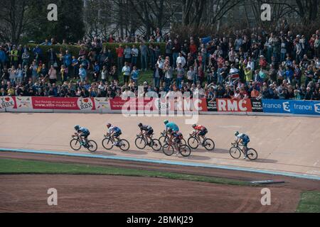 12/04/2015 Parigi-Roubaix. Il gruppo di piloti leader entra nel velodromo. Zdenek Stybar, Greg Van Avermaet, Lars Boom, Martin Elmiger, Jens Keukeleire, Foto Stock