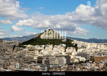 Atene, Grecia, vista parziale della città dalla collina dell'Acropoli con la collina di Lycabettus sullo sfondo. Foto Stock