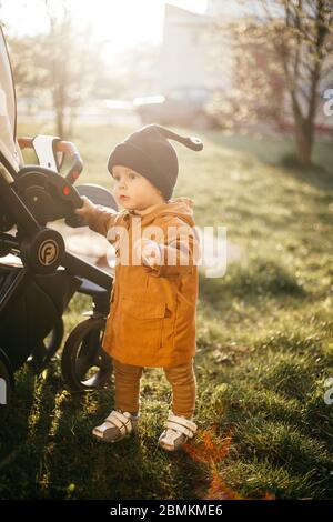 ritratto di un ragazzo di un anno con un cappellino di lana di lumaca sullo sfondo della natura Foto Stock