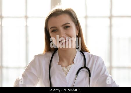 Ritratto della giovane donna caucasica medico sul posto di lavoro Foto Stock