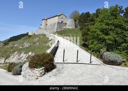 La strada di accesso al castello di Letino, in provincia di Caserta. Foto Stock